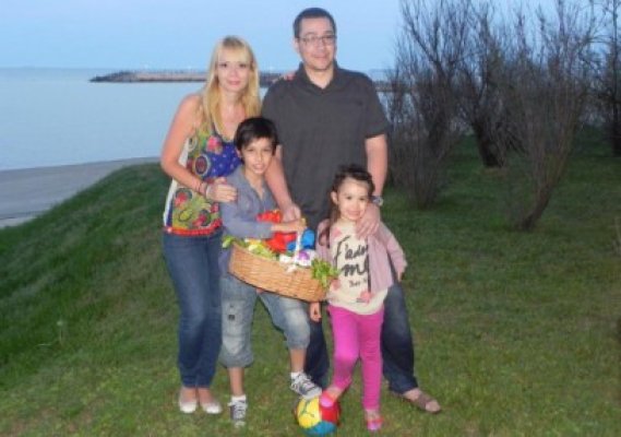 Victor Ponta petrece sărbătorile la mare, alături de familie. Vezi MESAJUL premierului pentru Paşte